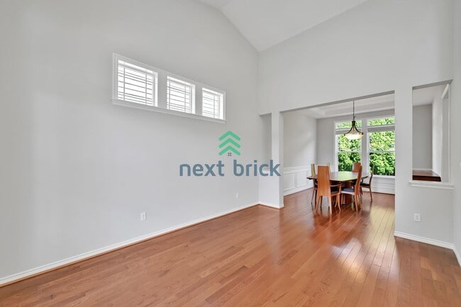 Building Photo - 4 BED & 2.5 SINGLE FAMILY HOUSE FOR RENT