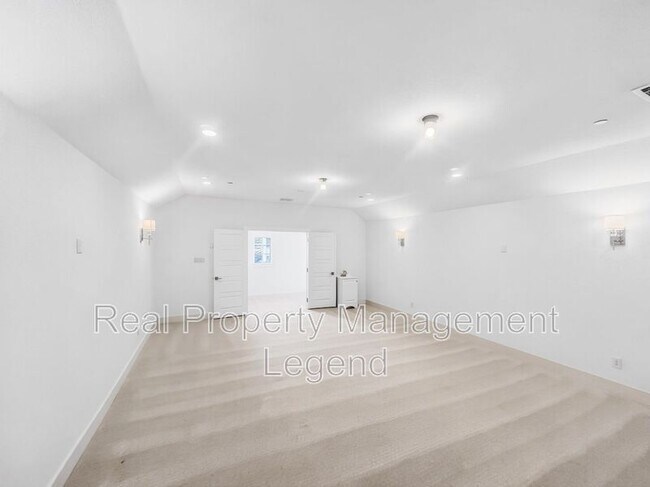 Building Photo - 809 Jamestown Ln