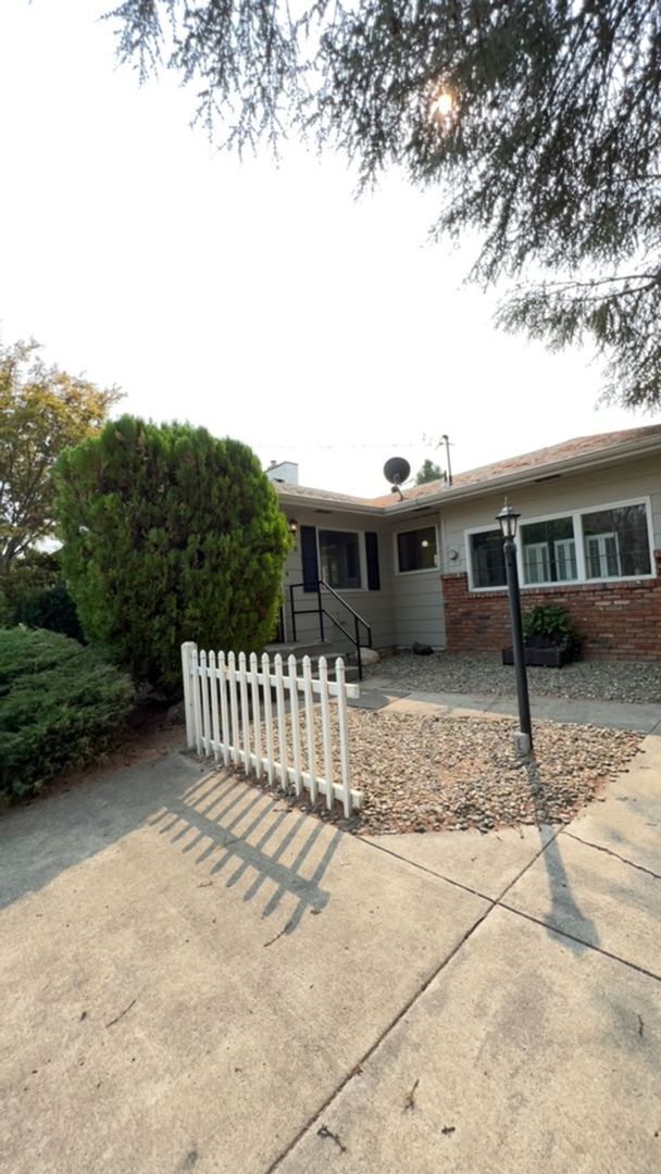 Building Photo - Large 4 Bedroom Orchards Home with private...