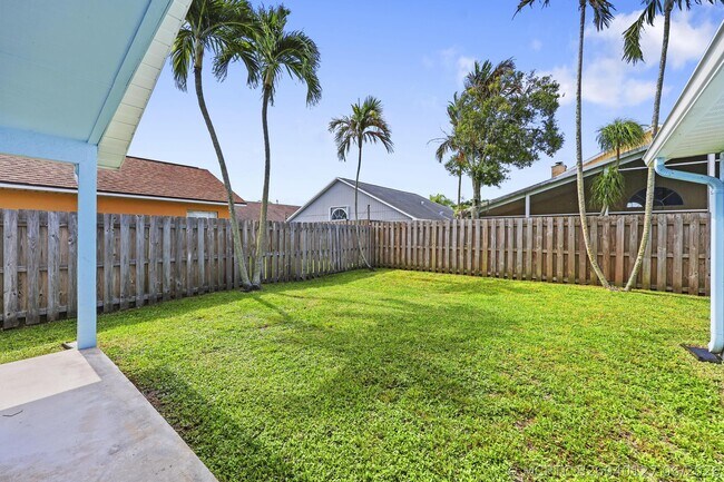 Building Photo - 6238 Pompano St