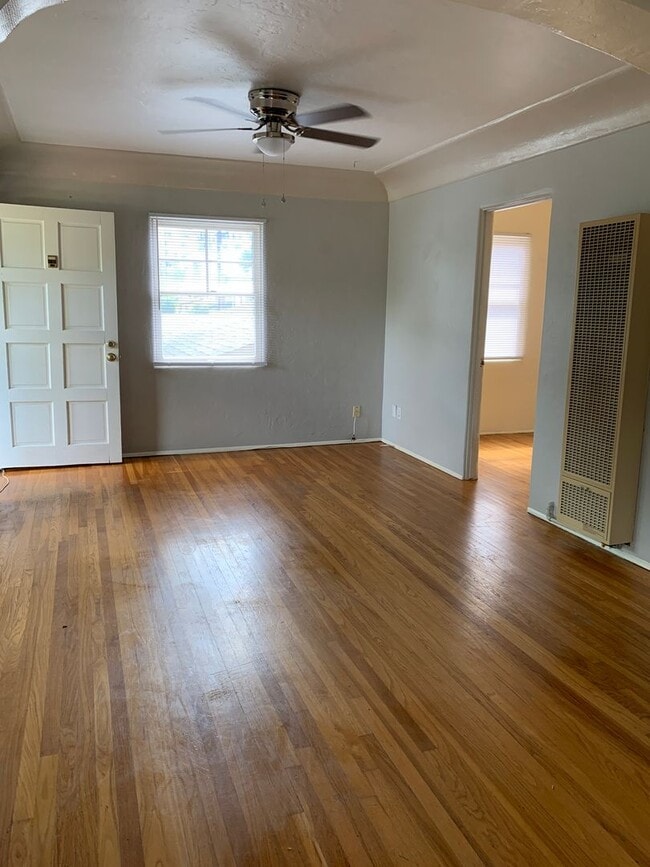 Building Photo - Spacious 1 bedroom