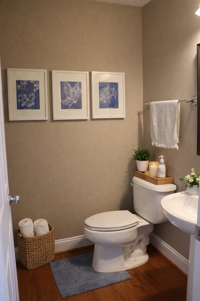 First half bath (Entrance level) - 222 Herndon Station Sq