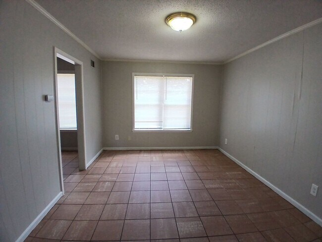 Building Photo - Discover this move-in ready 3-bedroom, 1.5...