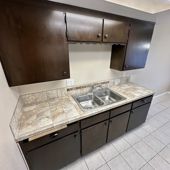 Building Photo - 1301 Hemlock Ave