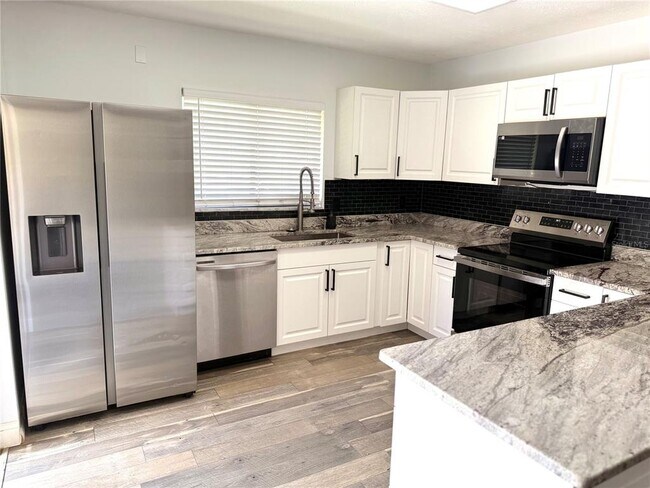 Building Photo - 15423 W Pond Woods Dr