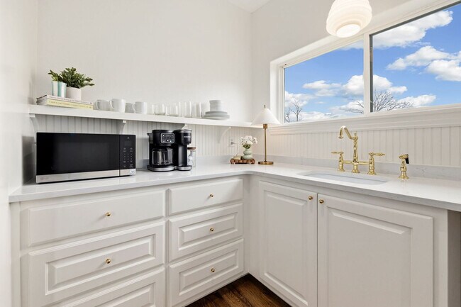 Building Photo - 802 NW D St