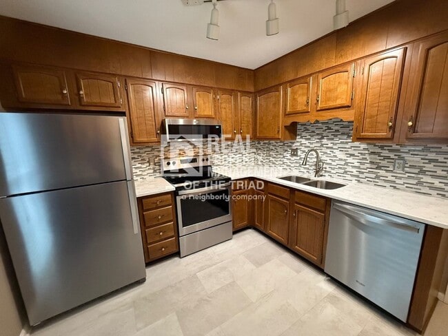 Building Photo - 3 Bedroom/ 2.5 bath Townhouse in Greensboro