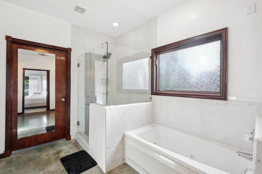 Building Photo - 12161 Hill Country Cir