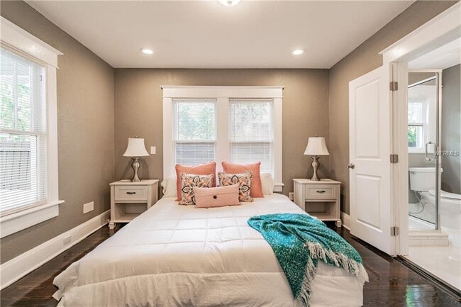 Building Photo - "Charming 3-Bed, 2-Bath Gem in Tampa's Heart - 1244 Sq Ft of Comfort Awaits!"