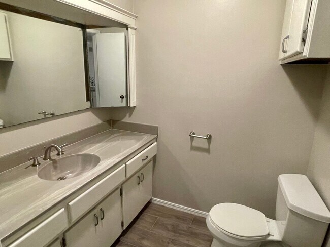 Building Photo - Oversized Three Bedroom Near Lake Hefner!!