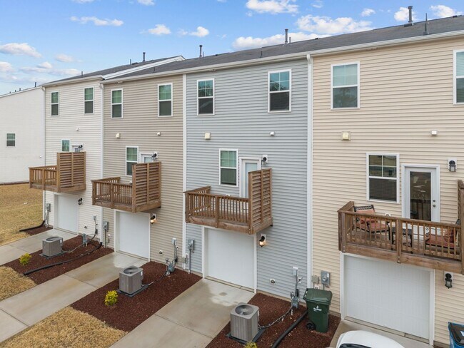 Building Photo - Raleigh Living Made Easy – 3BR Townhome w/ Amenities & Prime Location