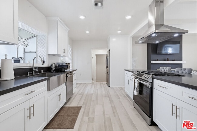 Building Photo - 9209 Paramount Blvd