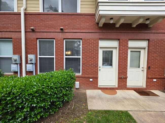 Building Photo - 2 Bedroom/2.5 Bathroom Townhome in First W...