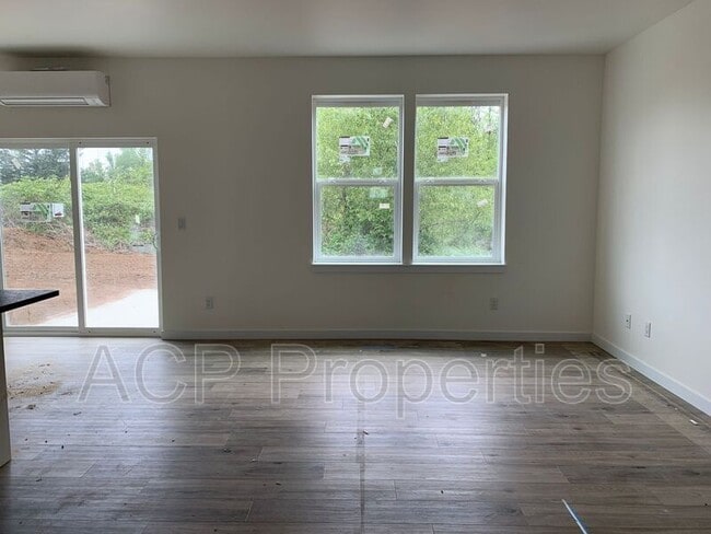 Building Photo - 2285 Brome St