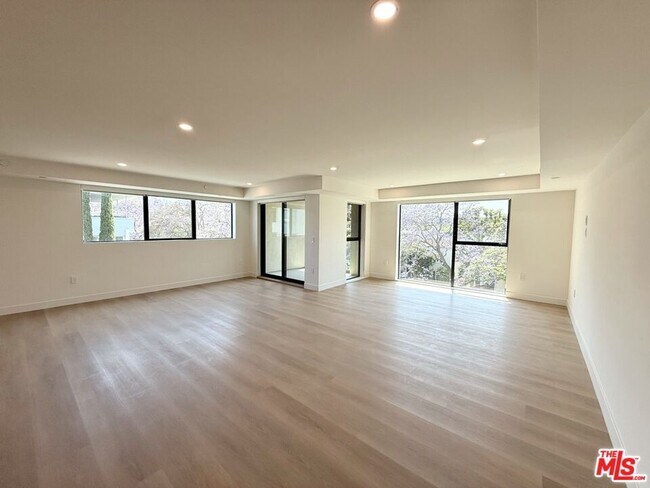 Building Photo - 350 N Palm Dr