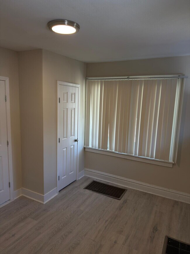 Building Photo - Cozy & Functional Living in St. Louis – 4-...