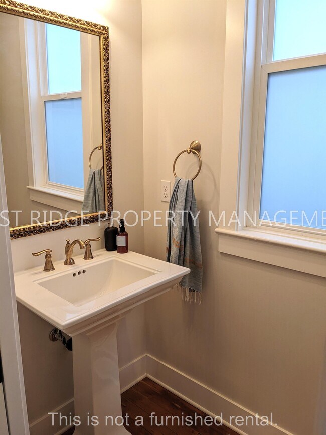 Building Photo - 34 NE Ivy St