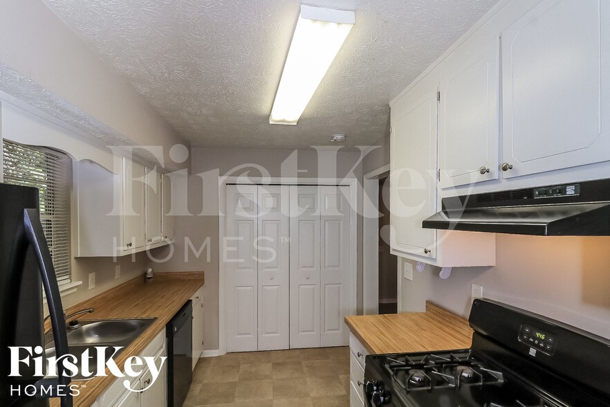 Building Photo - 3960 Watkins Way