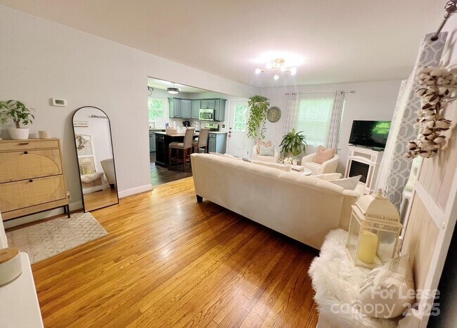 Building Photo - 7471 Lakehaven Dr