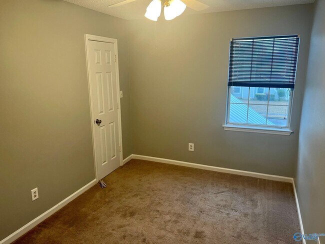 Building Photo - 2524 Autumn Ridge Dr SW