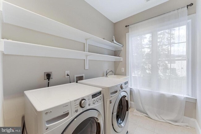 Building Photo - 829 Golden Arrow St