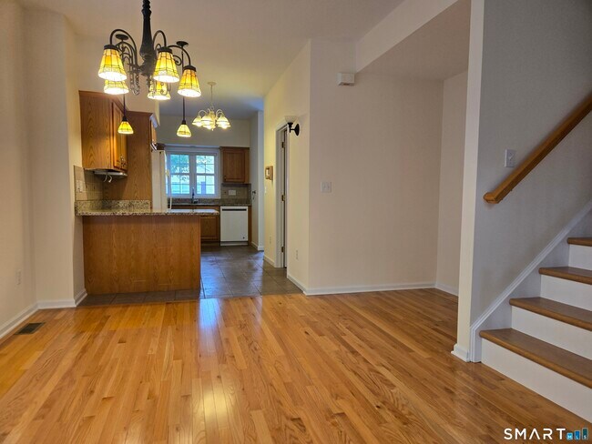 Building Photo - 511 Elm St