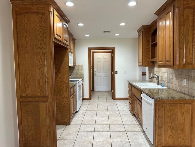 Building Photo - 15713 Traditions Blvd