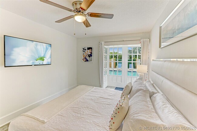 Building Photo - 16643 Redwood Way