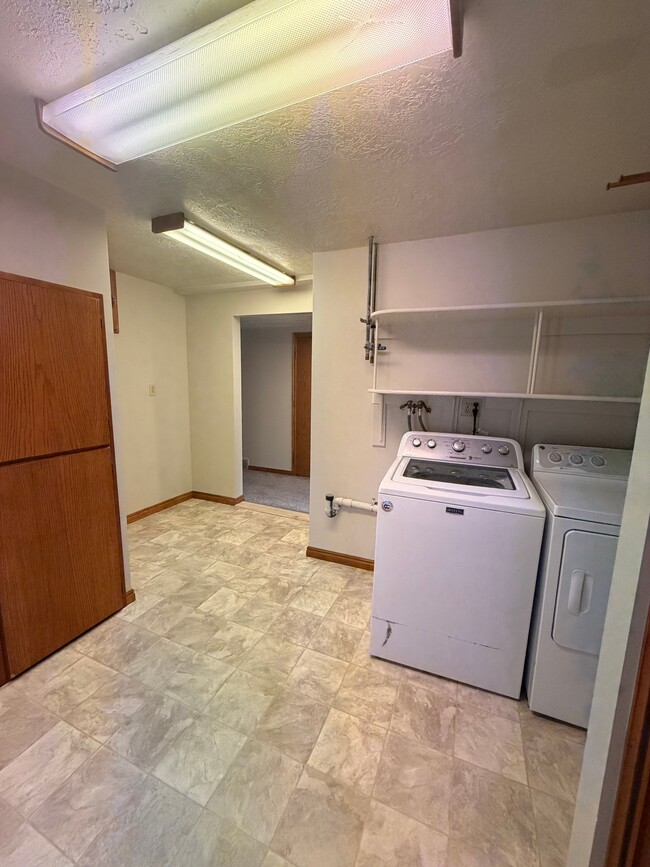 Building Photo - 486 Clover View Dr