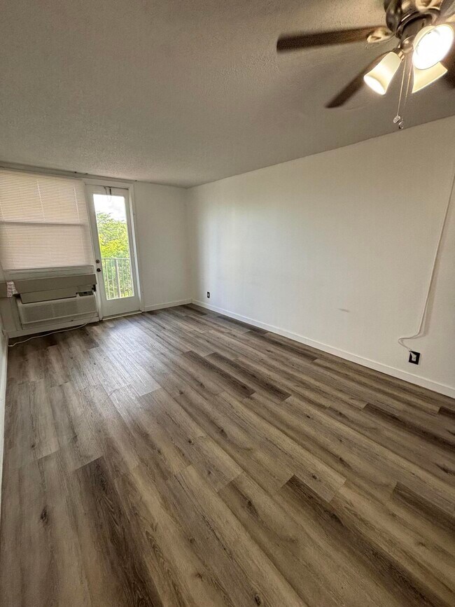 Building Photo - 2701 Riverside Dr
