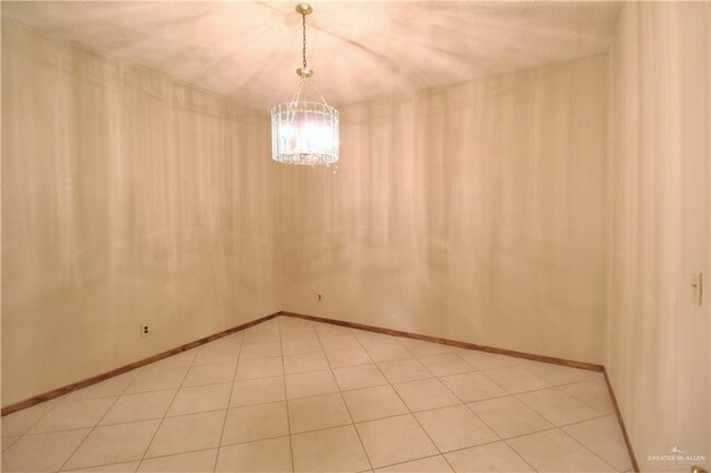 Building Photo - 12 Sabinal St