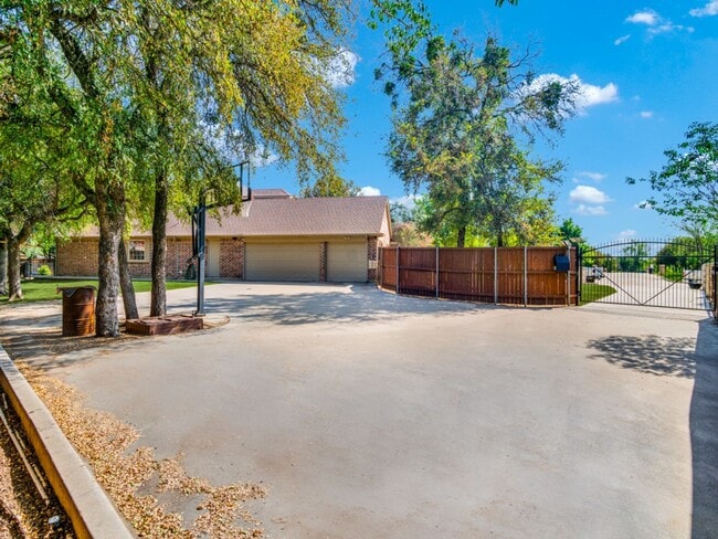 Building Photo - Incredible 4-bedroom, 3-bath Home with sparkling Pool on a gorgeous lot in highly sought-after Al...
