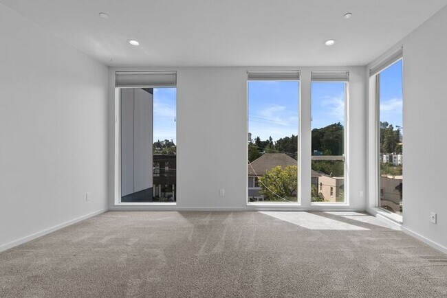 Building Photo - Stunning Columbia City Townhome w/ Views and AC (1st Month Free)