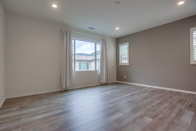 Building Photo - 5 Bedroom Home in Rancho Tesoro!