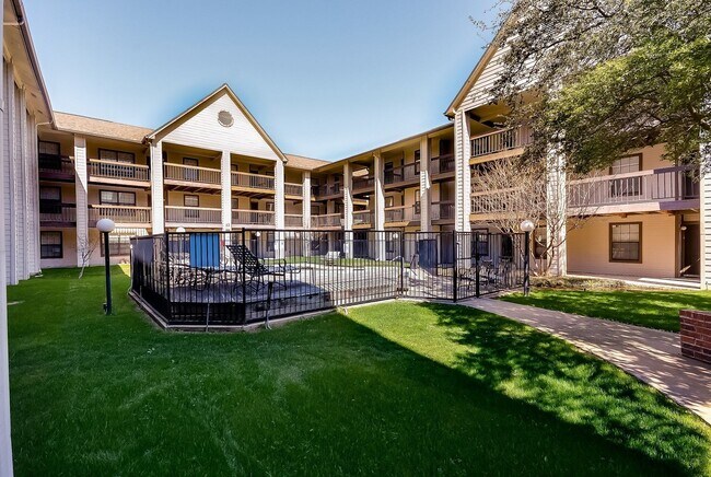 Building Photo - EL308