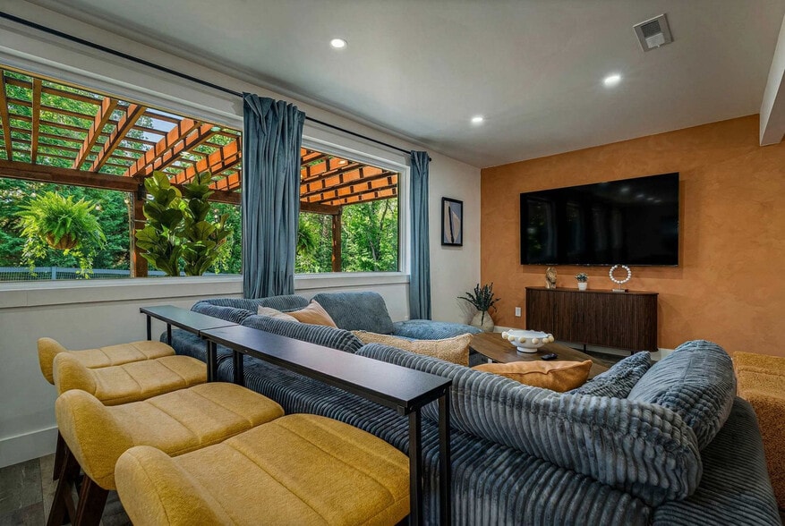 Building Photo - 10 Penny Ave