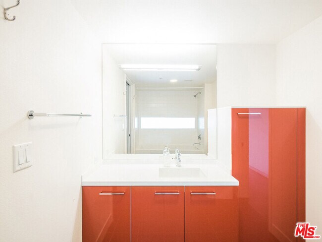 Building Photo - 901 Flower St