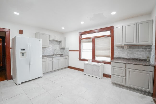 Building Photo - 140 Kent Ave