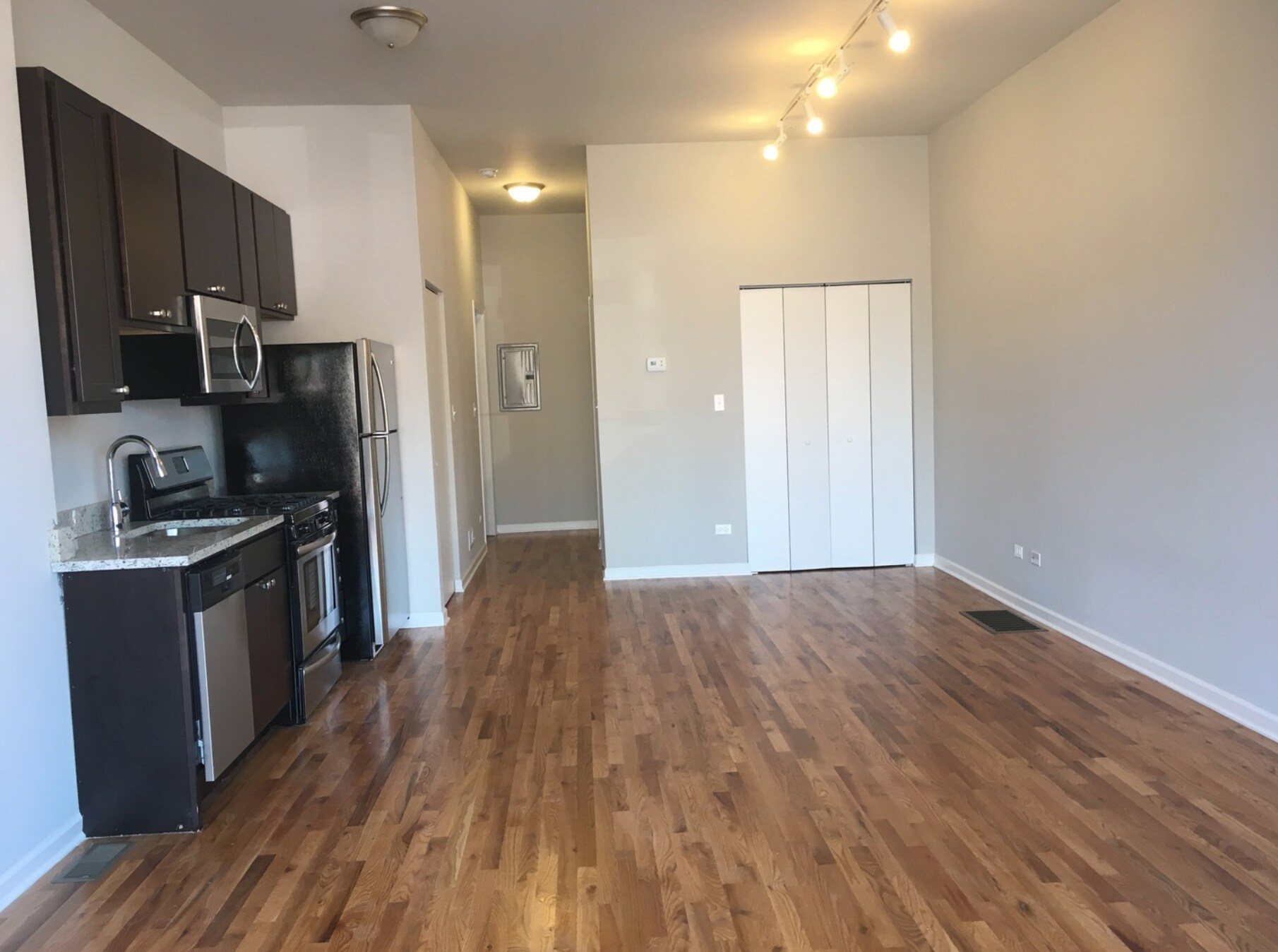 Building Photo - 3123 W Lawrence Ave