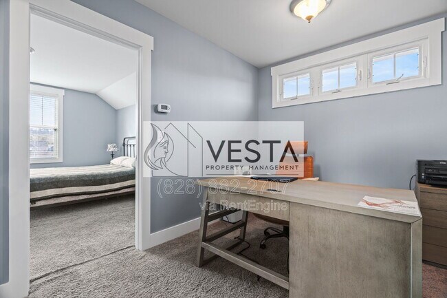 Building Photo - 16 Hyde Park Pl