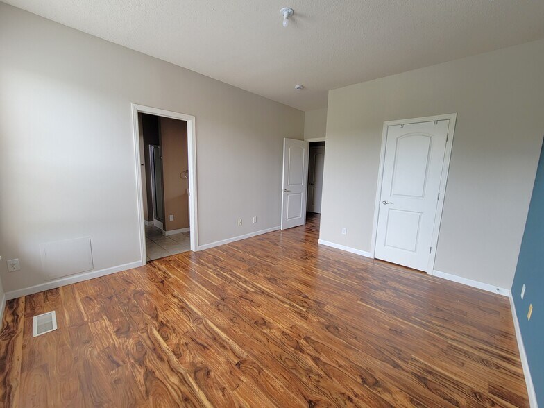 Building Photo - 10266 Bleeker St