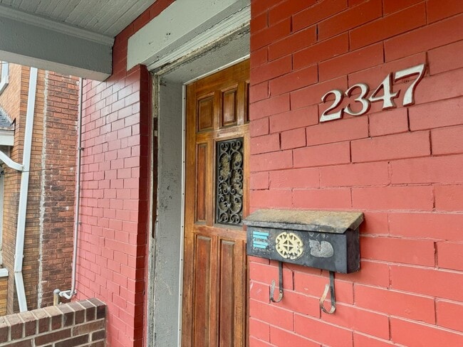 Building Photo - 5 bed/2 bath Mins. from UC Campus for Only...