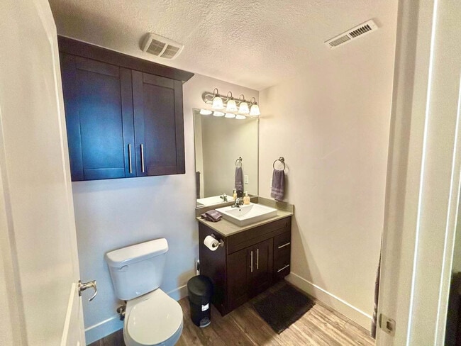 Building Photo - 460 E 400 S