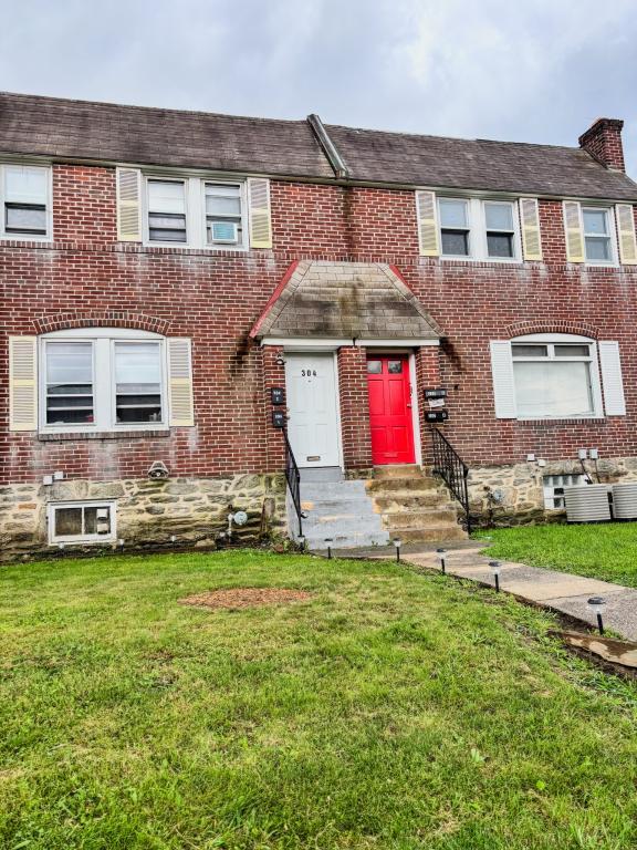 Building Photo - 304 E Essex Ave