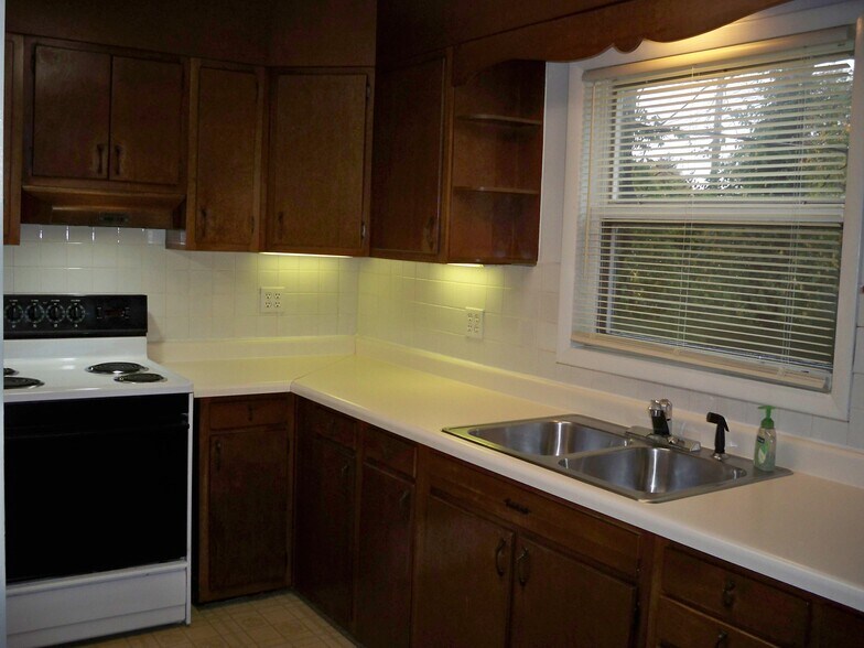 Building Photo - 1501 W Iles Ave