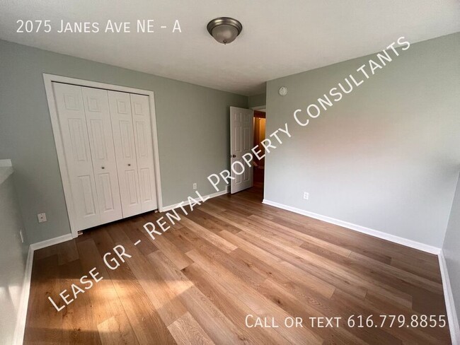 Building Photo - Spacious Duplex near Riverside Park!