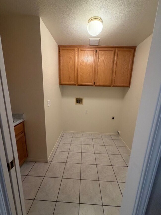 Building Photo - 7585 Twin Oaks Ave