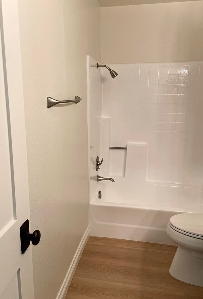 Building Photo - Nicely upgraded Townhome is East Simi