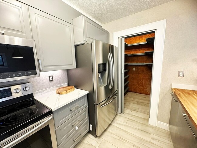 Building Photo - 321 Sandtree Dr