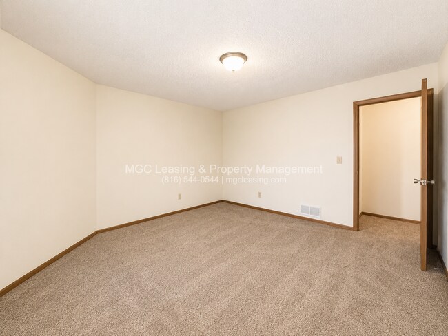 Building Photo - 3557-3563 NE Independence Cir